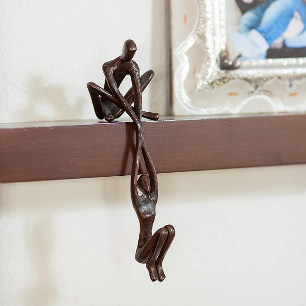 Contemporary Resin Shelf Decor Sculpture Man Lifting Woman from Edge, Living Room TV Shelf Indoor Outdoor Wedding Ornaments