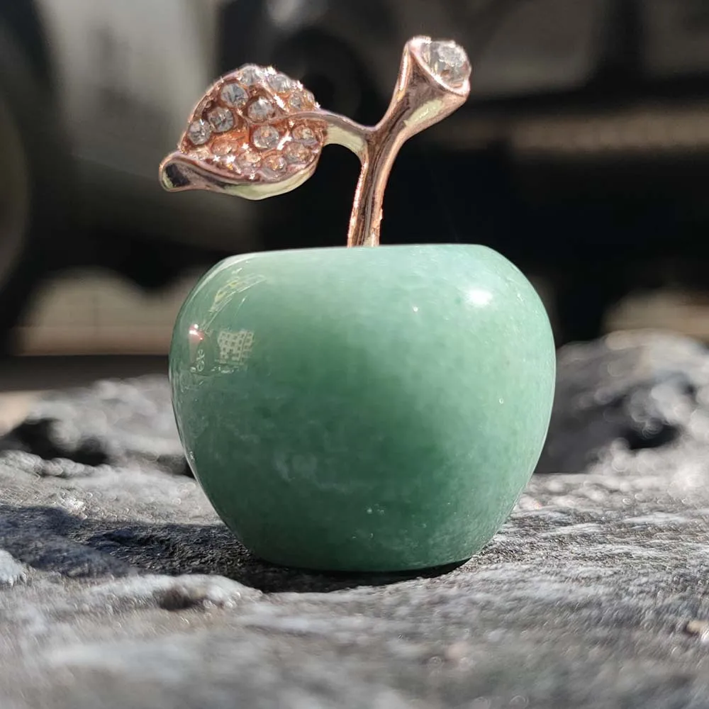 Каменное яблоко. Хрустальное яблоко. Яблоко из жадеита. Камень зеленого цвета нефрит яблоко.