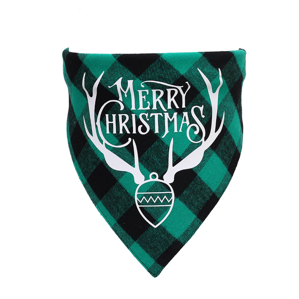 Una bandana con diseño de temática navideña. Presenta la frase Feliz Navidad en una fuente decorativa, con un par de astas de ciervo enmarcando el texto. Debajo del texto hay un pequeño gráfico de un árbol de Navidad.