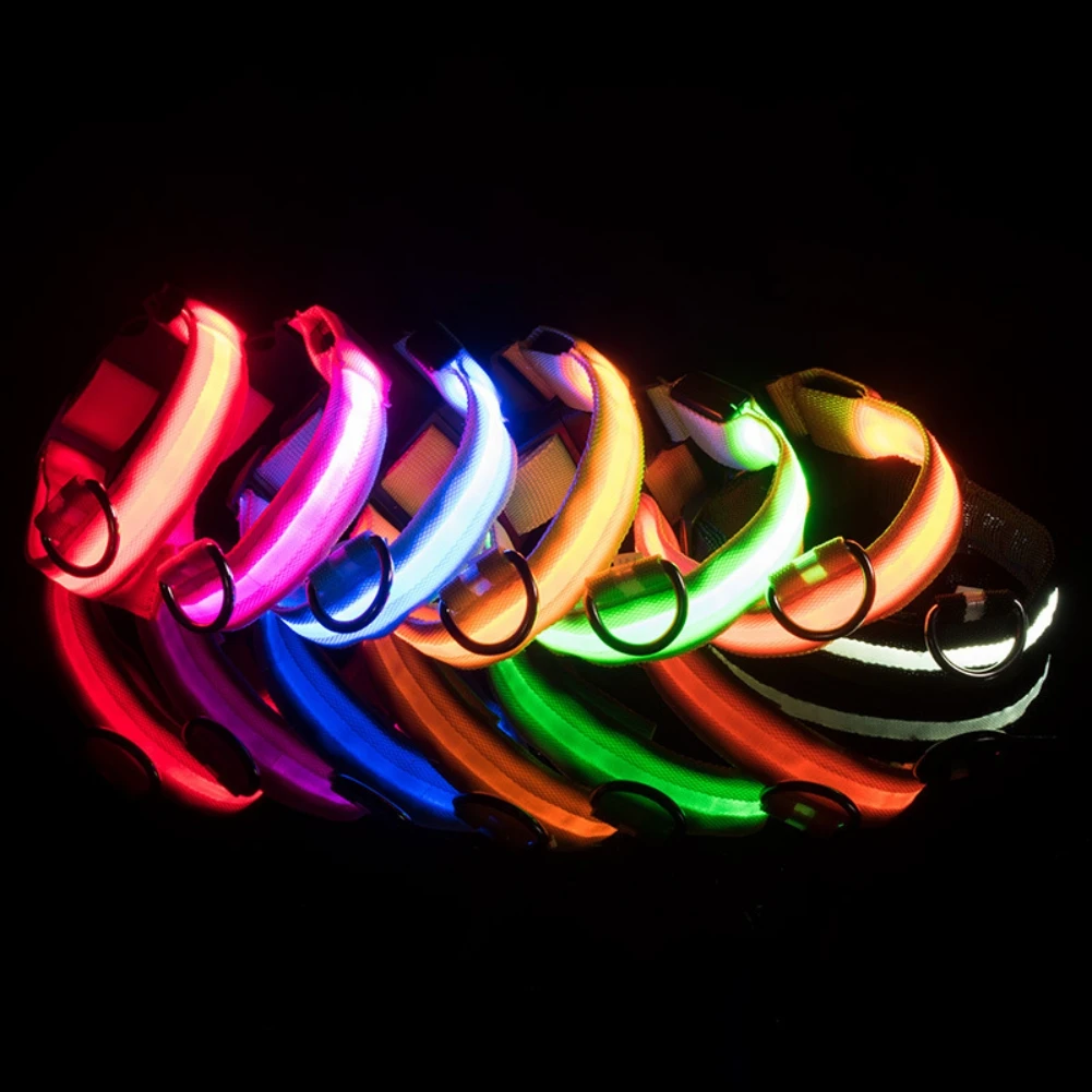 Una colección de pulseras o pulseras coloridas e iluminadas. Están dispuestos de una manera que crea un efecto vibrante similar al de un arco iris.