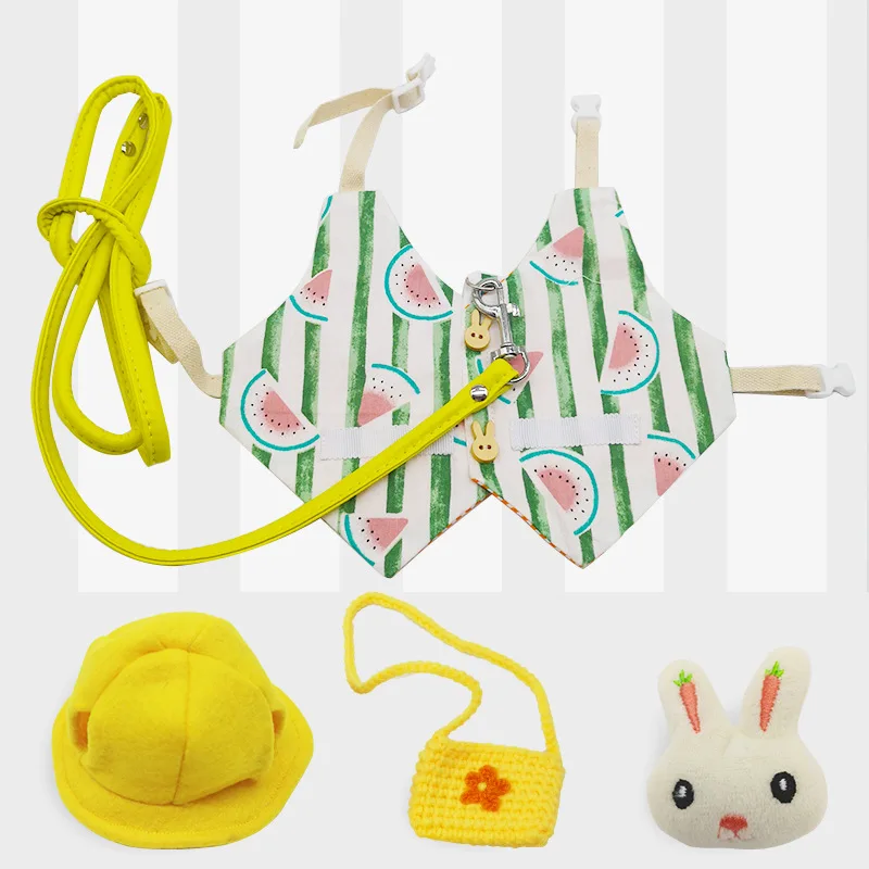 Una colección de artículos que parecen ser accesorios o juguetes para niños. Hay un sombrero amarillo con ala, una bolsa amarilla con asa y diseño de flores, y un peluche que se asemeja a un conejito con una zanahoria.