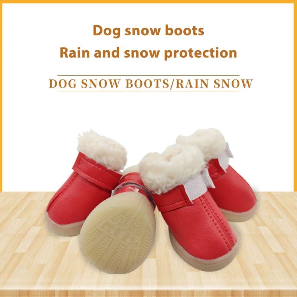 Un par de botas de nieve para perros rojas con ribete de piel blanca alrededor de la parte superior. Estas botas están diseñadas para proteger las patas de un perro del frío, la humedad y la nieve. El texto de la imagen indica que proporcionan protección contra la lluvia y la nieve para perros.