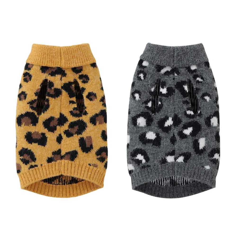 Dos pares de leggings con estampado de leopardo. El par de la izquierda tiene un fondo amarillo con manchas negras, mientras que el par de la derecha tiene un fondo gris con manchas blancas.