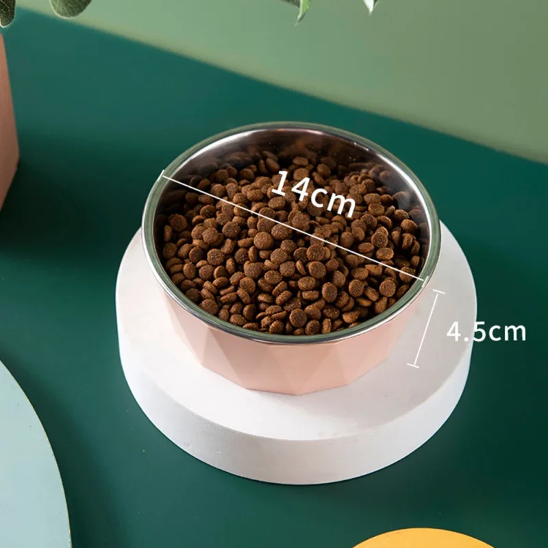 Un cuenco lleno de lo que parecen ser granos de café. El cuenco se coloca sobre un soporte blanco y se proporcionan las medidas: el diámetro del cuenco es de 14 cm y la altura del cuenco es de 4,5 cm.