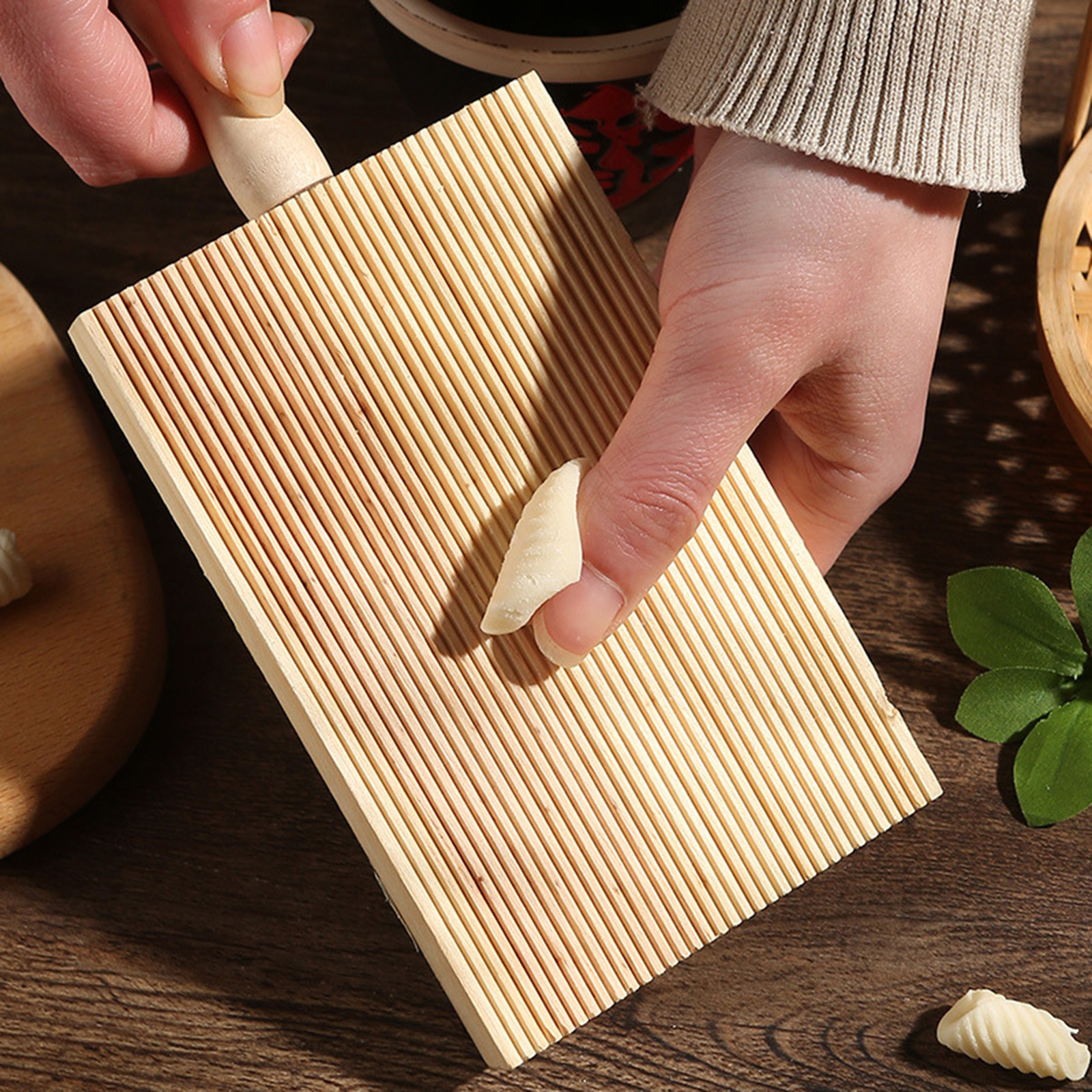 1Pc Wooden Spaghetti Board with Handle Homemade Kitchen Cooking Pasta Stick Roller Kitchen Supplies Kitchenware