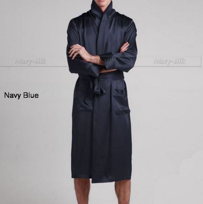 Klassikaline satiinist hommikumantel meestele | kujundav pilt e-kaubamaja pildikogust