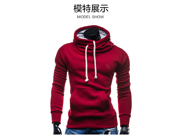 punane pusa omapärase kaelusega ja nööridega, mannekeenil seljas