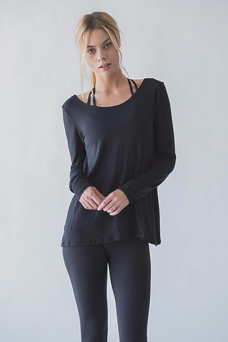 naine kannab musta pikkade varrukatega särki ja musti retuuse