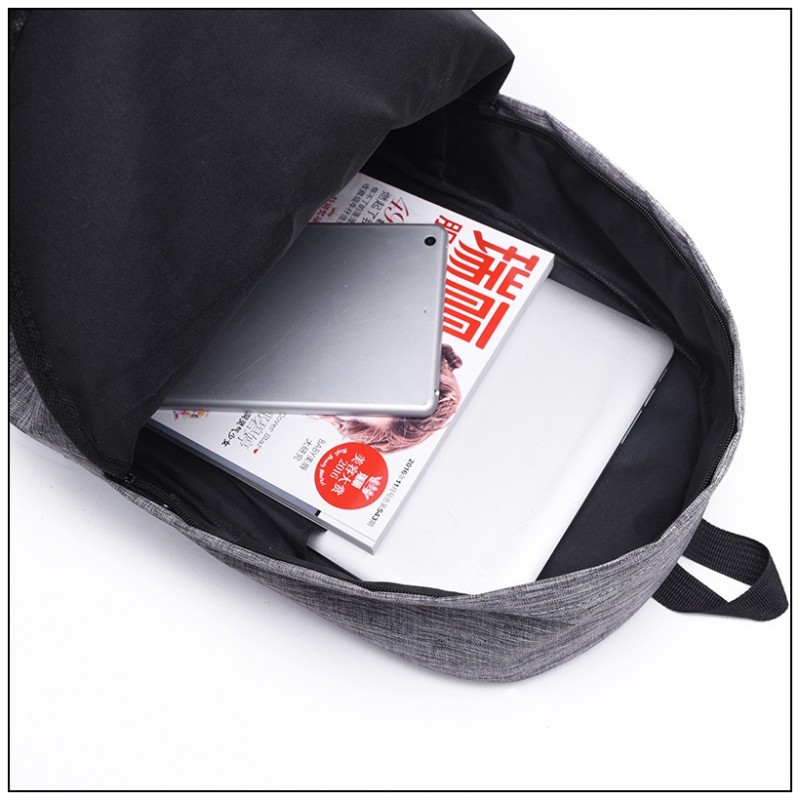 hall seljakott, mille sees on sülearvuti ja ajakiri