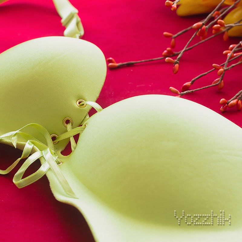 kollane õmblusteta push-up rinnahoidja punasel taustal