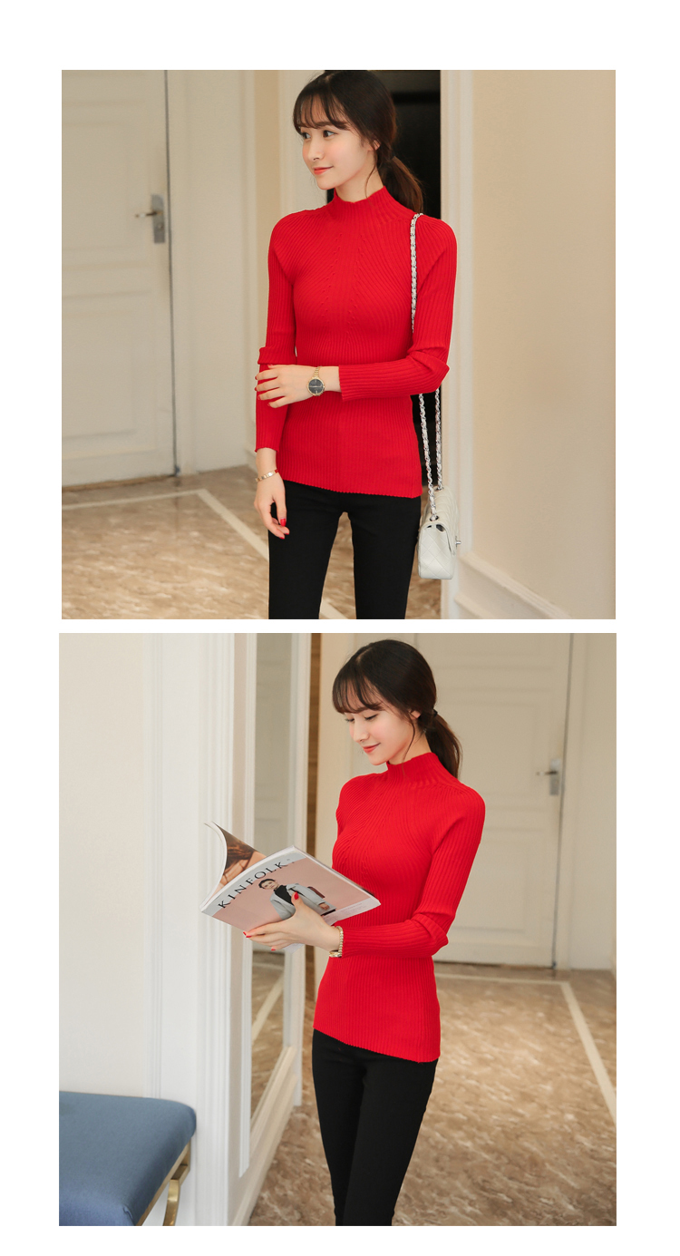 naine kannab punast kõrge kaelusega pulloveri ja musti pükse