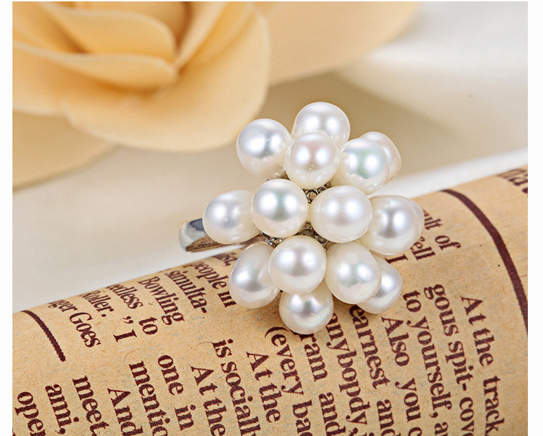 valge pärlitega sõrmus, mille suurust saab reguleerida