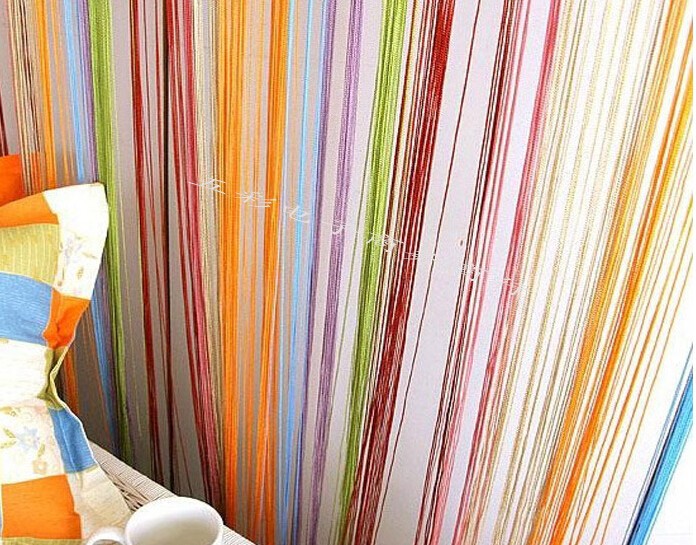 värvilised nöörkardinad, mis ripuvad vertikaalselt