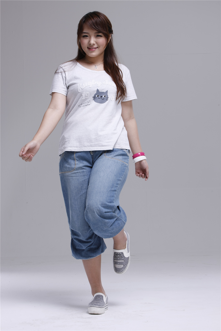 naine kannab helesiniseid teksapükse ja valget t-särki