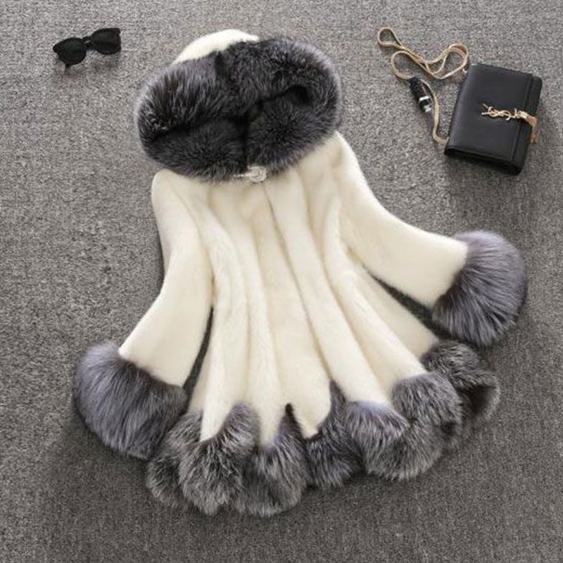 valge mantel hallide karusnaha detailidega kapuutsil ja varrukatel