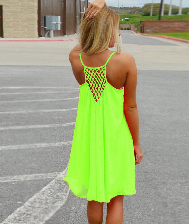 naine seljaga kaamera poole kannab neoonrohelist kleiti, millel on pitsiline seljaosa