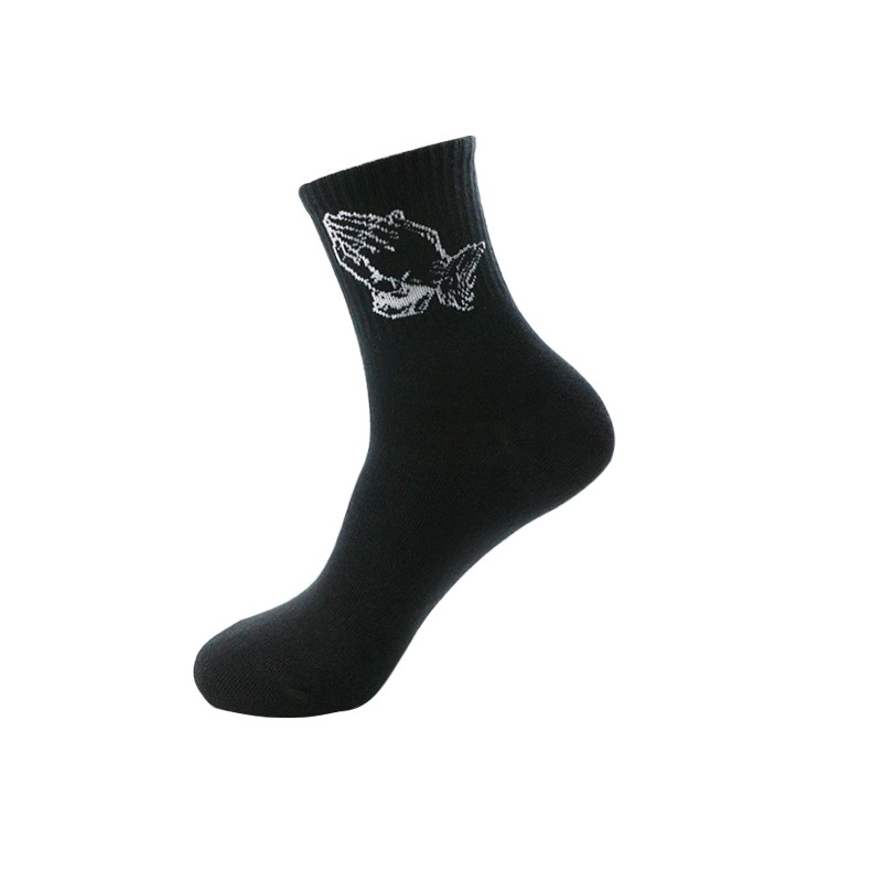 mustad puuvillased sokid palvetavate käte kujutisega