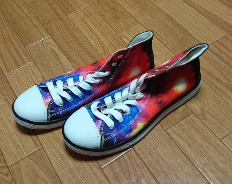 värvilise mustriga kõrge säärega ketsid puidust põrandal