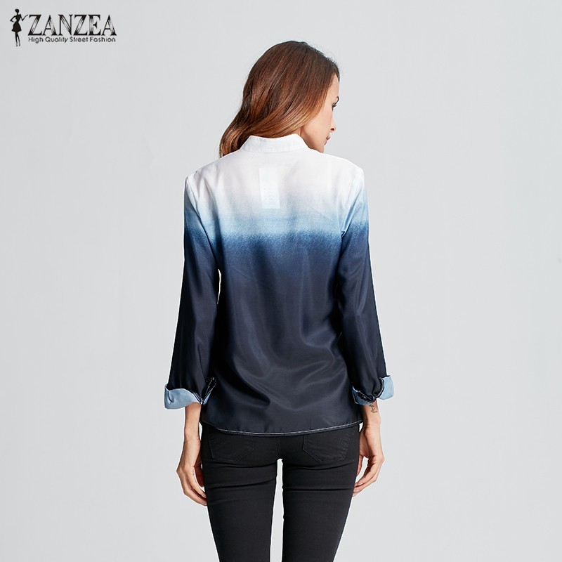 naine seljaga, seljas sinine ombre pluus