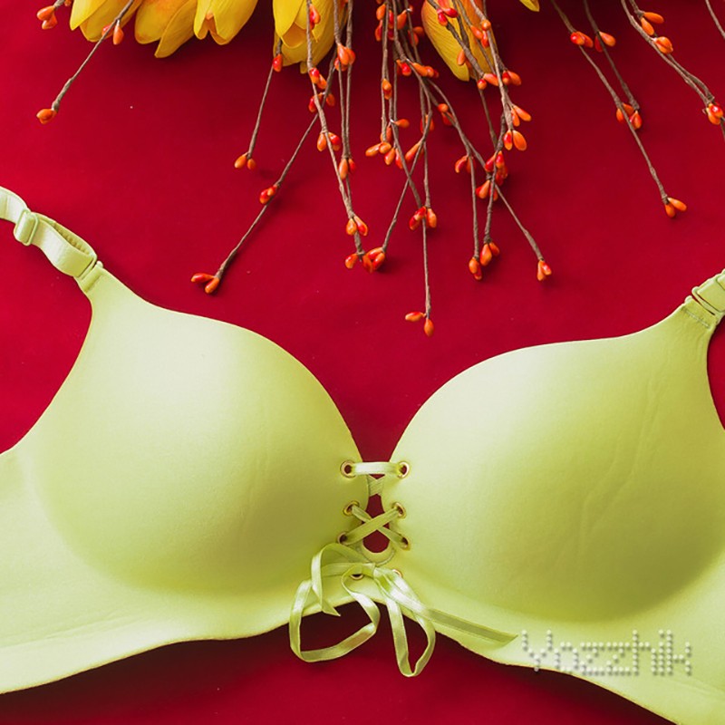 kollane õmblusteta push-up rinnahoidja punasel taustal lilledega