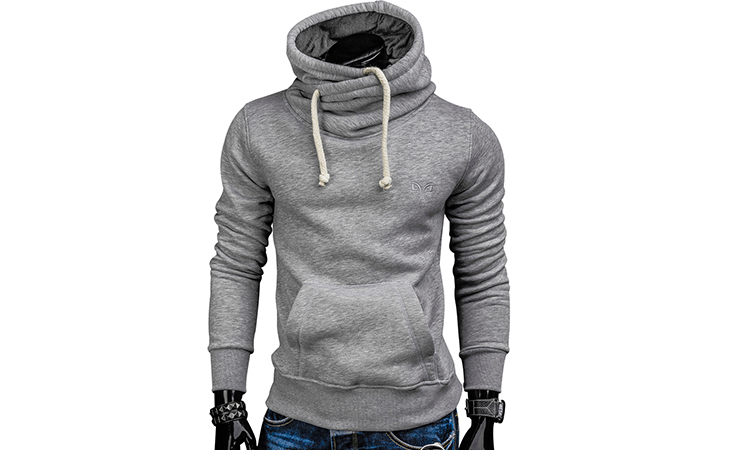 hall pusa omapärase kõrge kaelusega ja nööriga, mannekeenil seljas