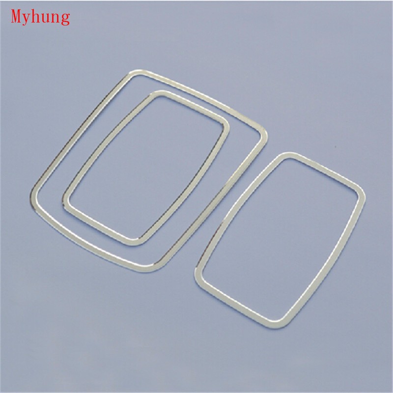 kaks hõbedast metallist nuppude ääristust