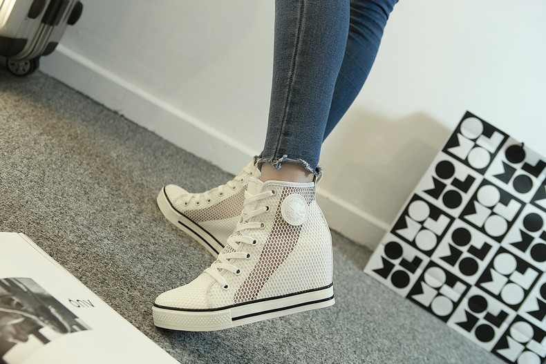 valged võrkkangast platvormtossud naise jalas