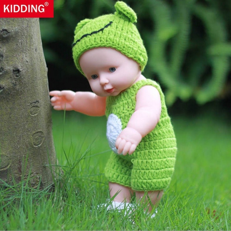 beebinukk rohelises kootud kostüümis, millel on konna motiiv