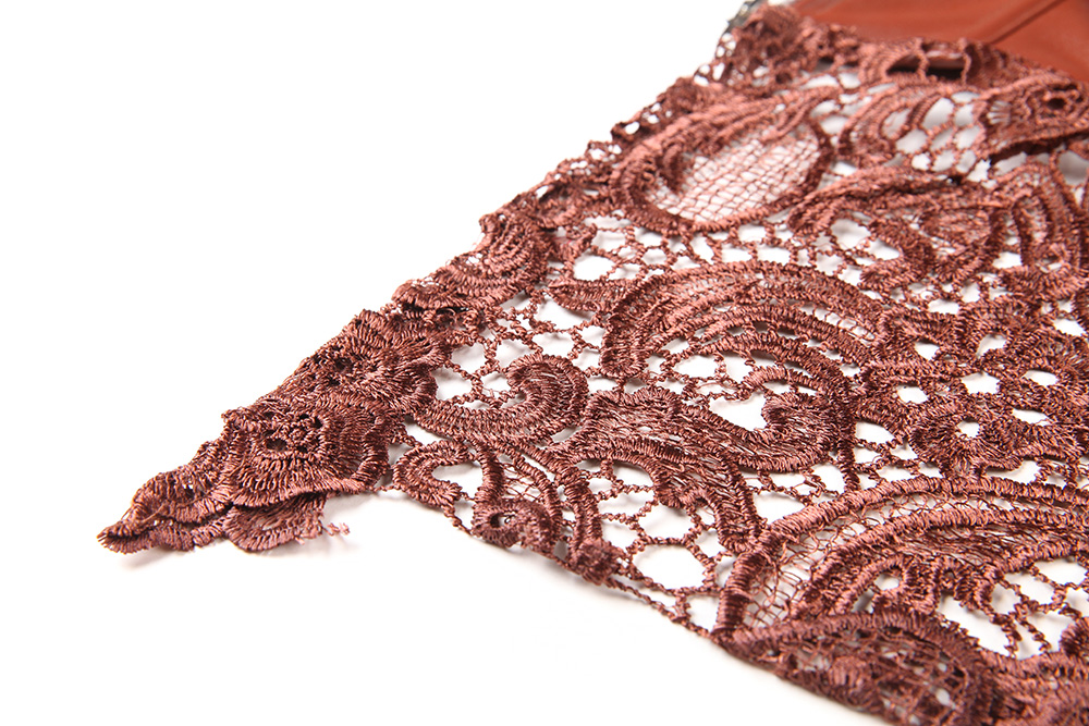 pruuni pitsi detail kunstnahast rõivaesemel