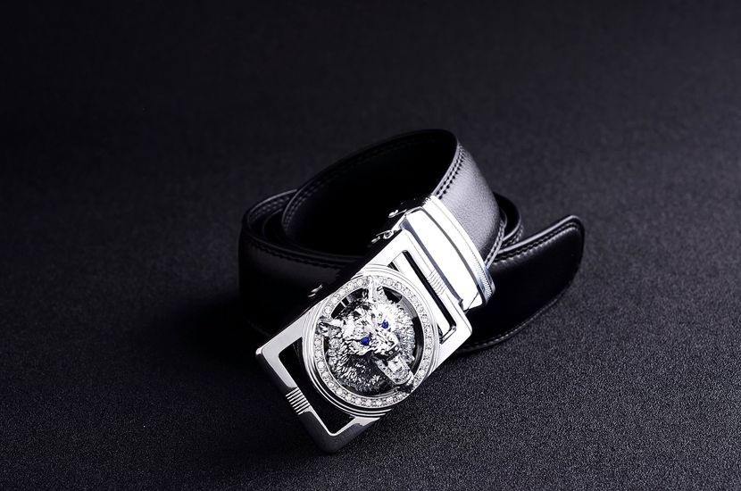 must nahast püksirihm metallist pandlaga, millel on hundi või jaaguari kujutis