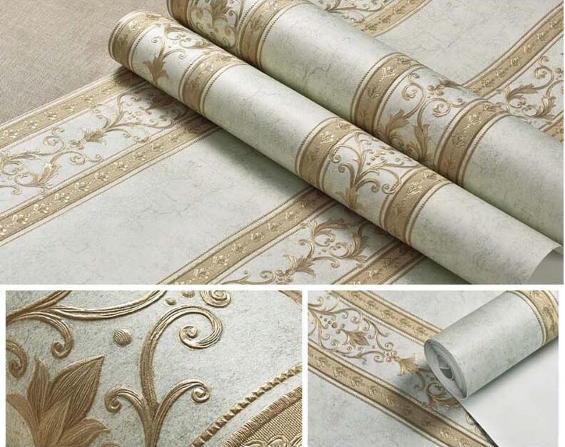 heledal taustal kuldsete mustritega tapeedirullid