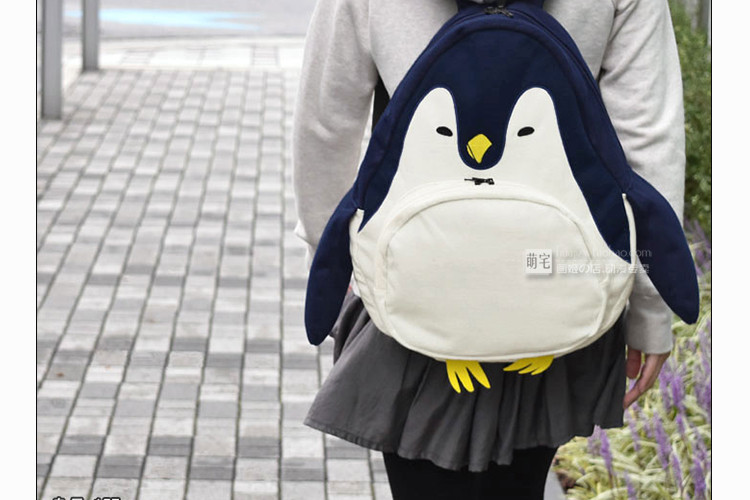 pingviini kujuline seljakott lapse seljas