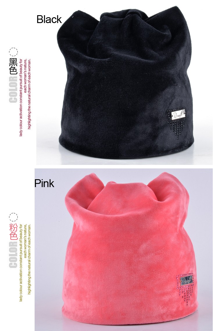 must ja roosa sametist müts, millel on väike kaunistus