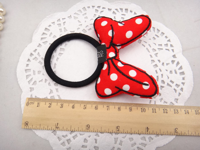 punane valgete täppidega lipsuga juuksekumm pitsilisel alusel