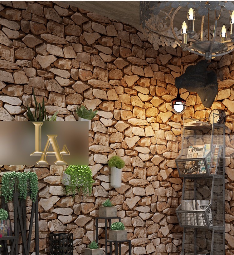 ruum kivimustrilise tapeediga, taimed ja riiul ajakirjadega