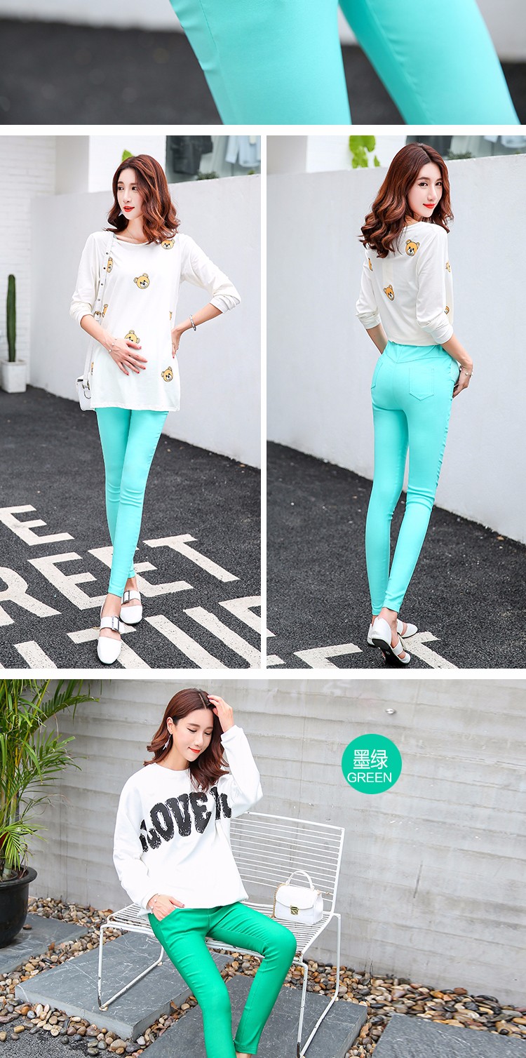 naine kannab helesiniseid rasedate pükse ja valget pluusi