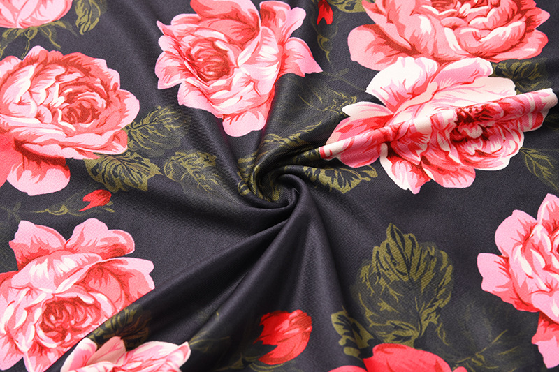 Kleit rooside ja pealuuga | kujundav pilt e-kaubamaja pildikogust