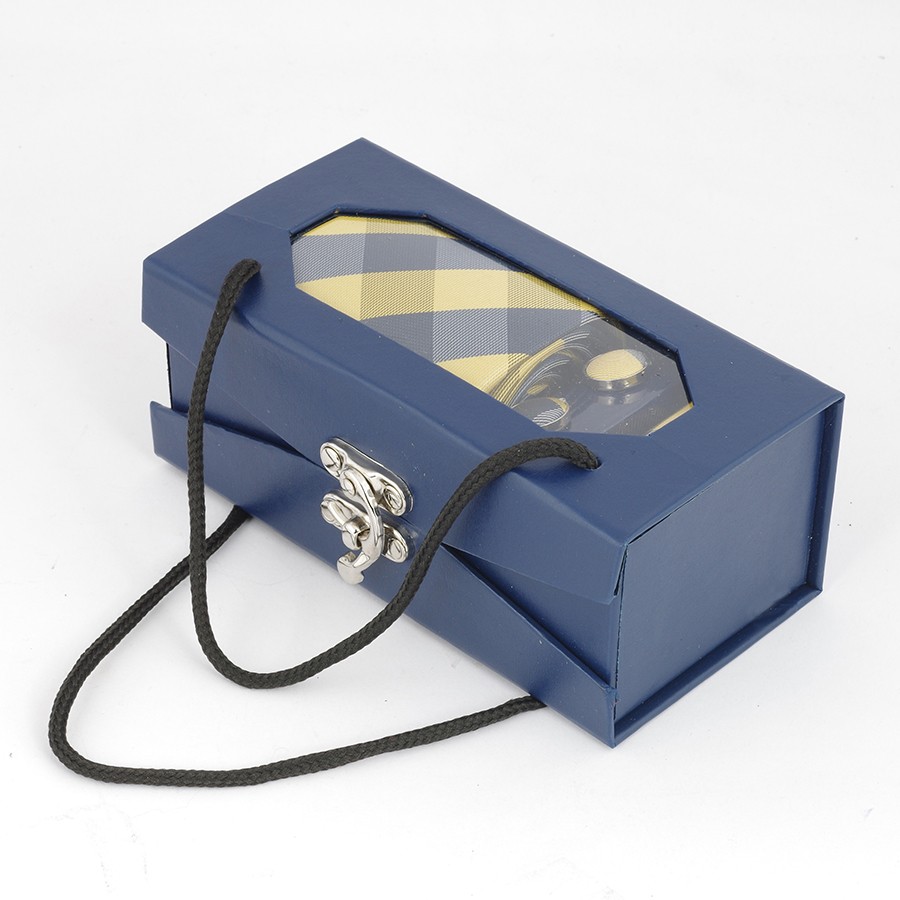 sinine kinkekarp kollase ruudulise lipsu ja mansetinööpidega