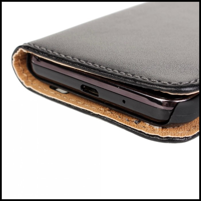 must nahast telefoniümbris, mille sees on telefon