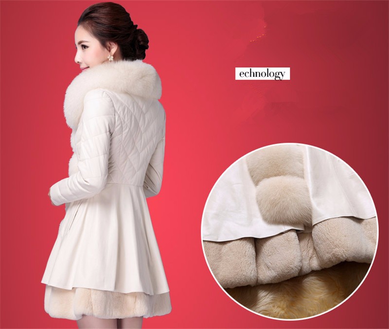 naine seljas valge kellukesekujuline mantel karvase kraega