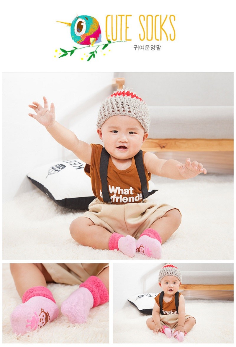 beebi istub vaibal, kandes roosasid sokke ja pruuni särki