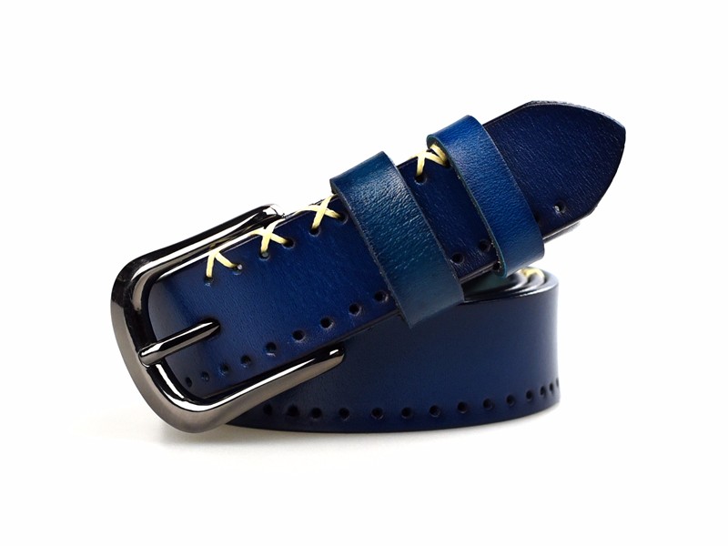 tumesinine nahast vöö naistele, millel on metallist pannal ja dekoratiivsed õmblused