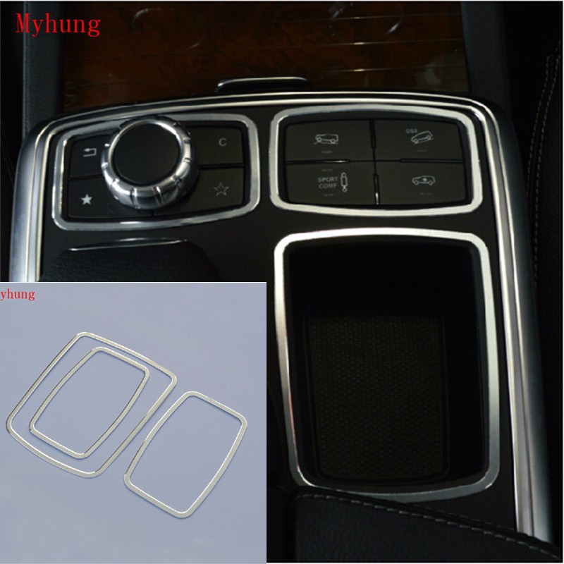 auto keskosa juhtnuppude ümber hõbedased ääristused