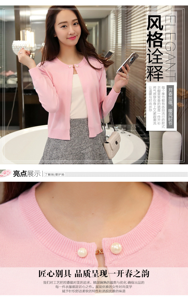 naine roosas kardiganis ja hallis seelikus seisab vannitoa taustal