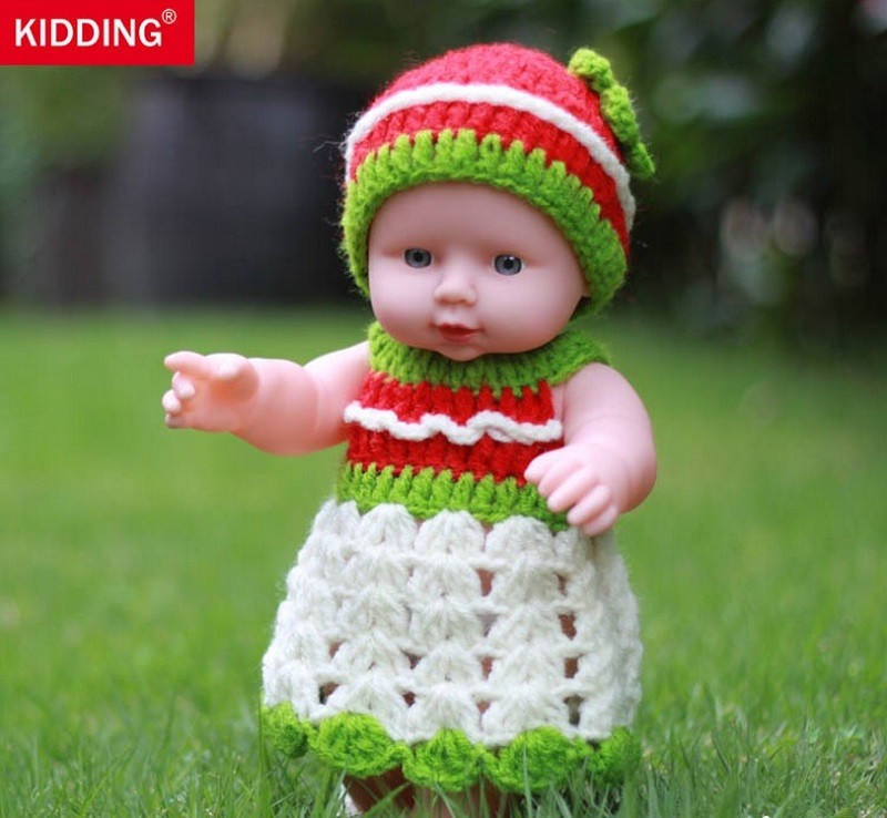 kootud kleidi ja mütsiga nukk rohelisel murul