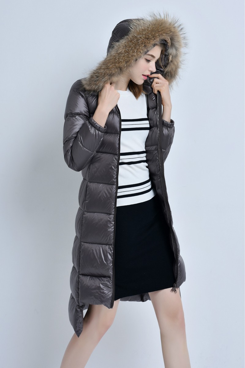 naine kannab kapuutsiga pruuni talvemantlit, millel on karvane ääris