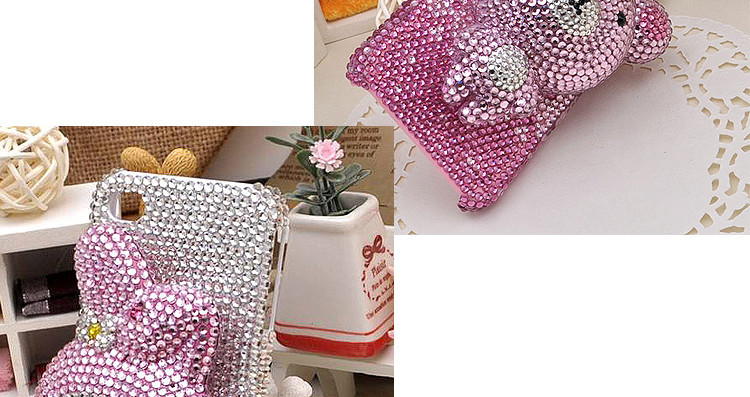 kaks sädelevate kristallidega kaunistatud telefoniümbrist, üks hõbedane ja teine roosa