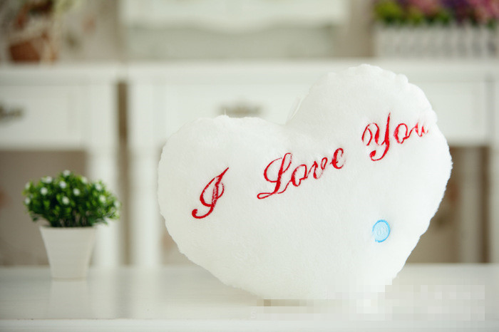 valge südamekujuline padi punase kirjaga 'I Love You'