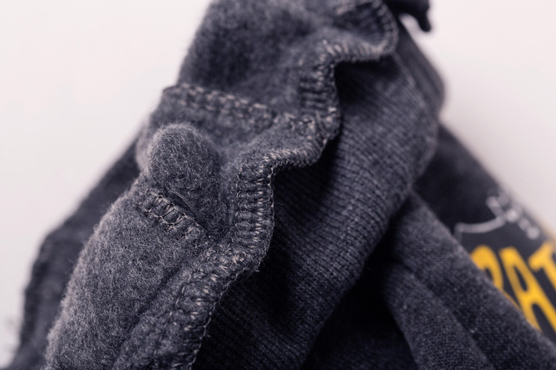 tumehall pehme kangaga riideese, millel on kollane kiri