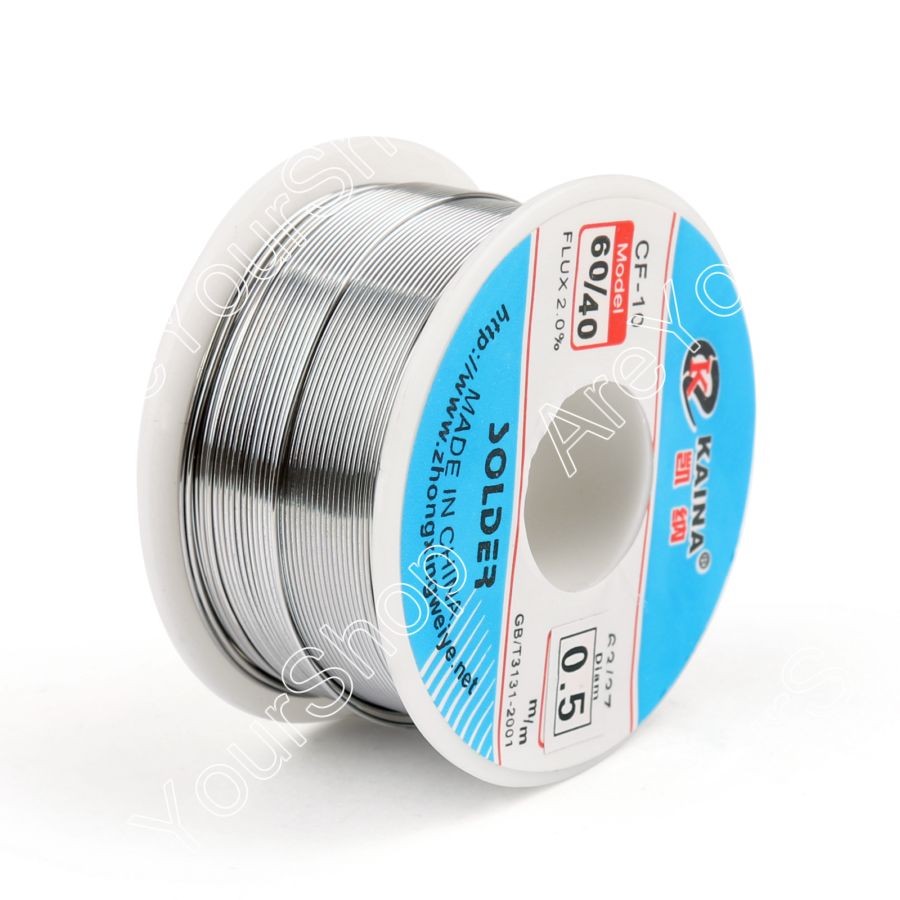 hõbedane traadirull valgel taustal